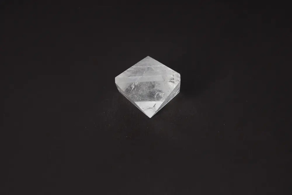 Clear Quartz Double Pyramid 4 cm gemstone for purification and harmonization, absorbs negative energy and electromagnetic radiation.