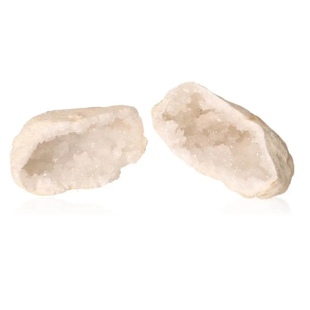 Open quartz geode displaying its sparkling crystal interior, weighing 400-600g. Perfect for harmonizing your space and energy.