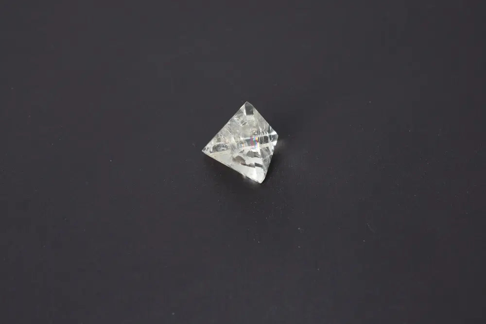 Smoky Quartz Pyramid 4 cm with translucent tones, grounding energy and neutralizing negativity on a dark background