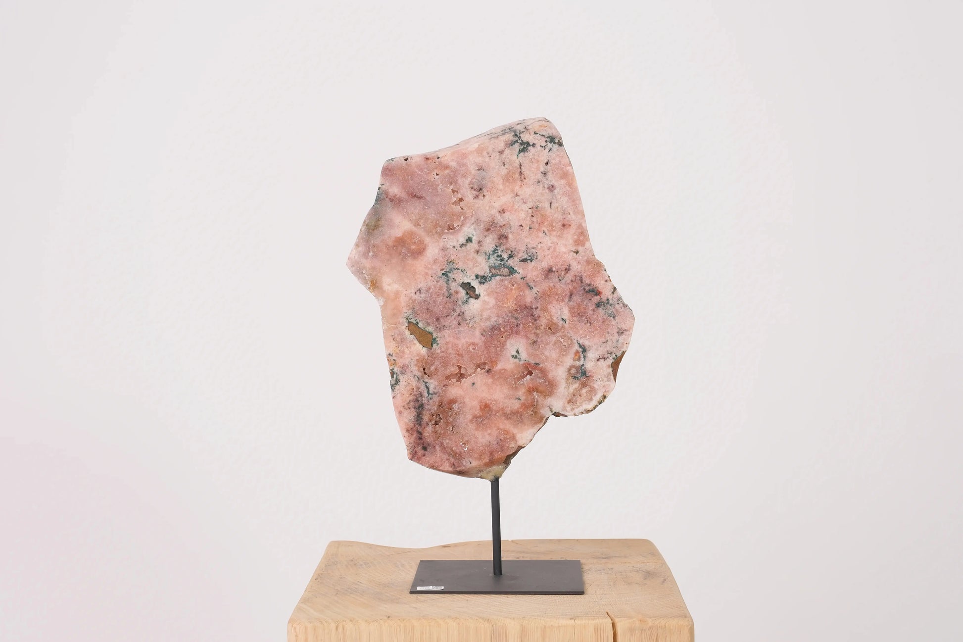 Pink Amethyst on Metal Stand Sylvia Crystals Sp. z o.o.