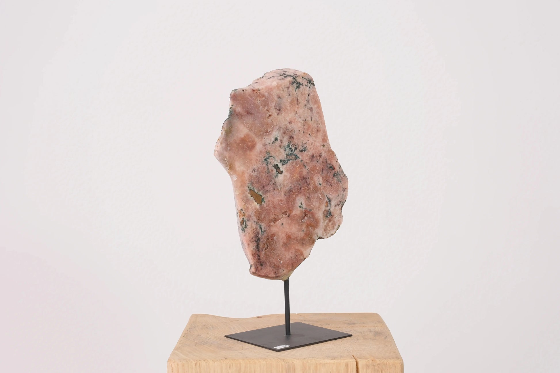 Pink Amethyst on Metal Stand Sylvia Crystals Sp. z o.o.