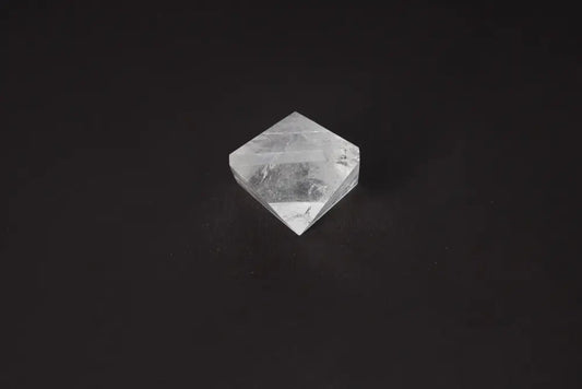 Clear Quartz Double Pyramid 4 cm gemstone for purification and harmonization, absorbs negative energy and electromagnetic radiation.