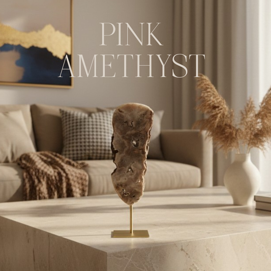 Różowy ametyst na metalowej podstawce