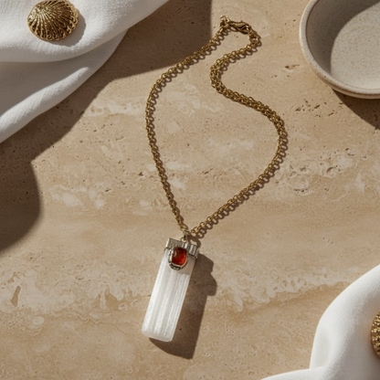 Selenit mit Karneol-Halskette