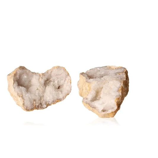 Quartz geode (700-900g) with rugged shell and sparkling inner crystals, ideal for home decor and promoting tranquility.