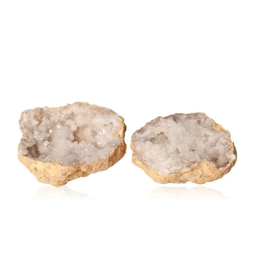 Quartz geode with cloudy white crystals, weighing 700-900g, showcasing earthy outer and sparkling inner formations for tranquility.