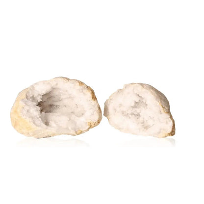 Quartz geode split open, revealing cloudy white crystals; weighs 900-1200g, ideal for energy cleansing and amplification.