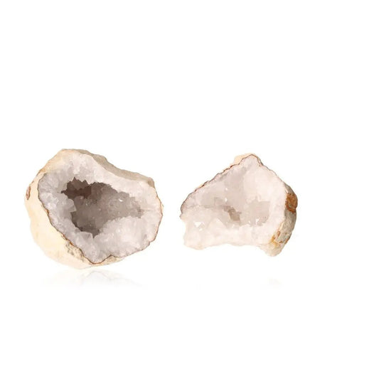 Sparkling quartz geode split open, revealing cloudy white crystals and rugged exterior, weighing 900-1200g, on white background.