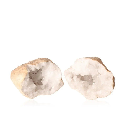 Quartz geode cut in half revealing milky quartz crystals, weighing between 900-1200g, showcasing natural beauty and geological artistry.