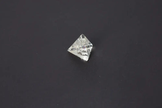 Smoky Quartz Pyramid 4 cm with translucent tones, grounding energy and neutralizing negativity on a dark background