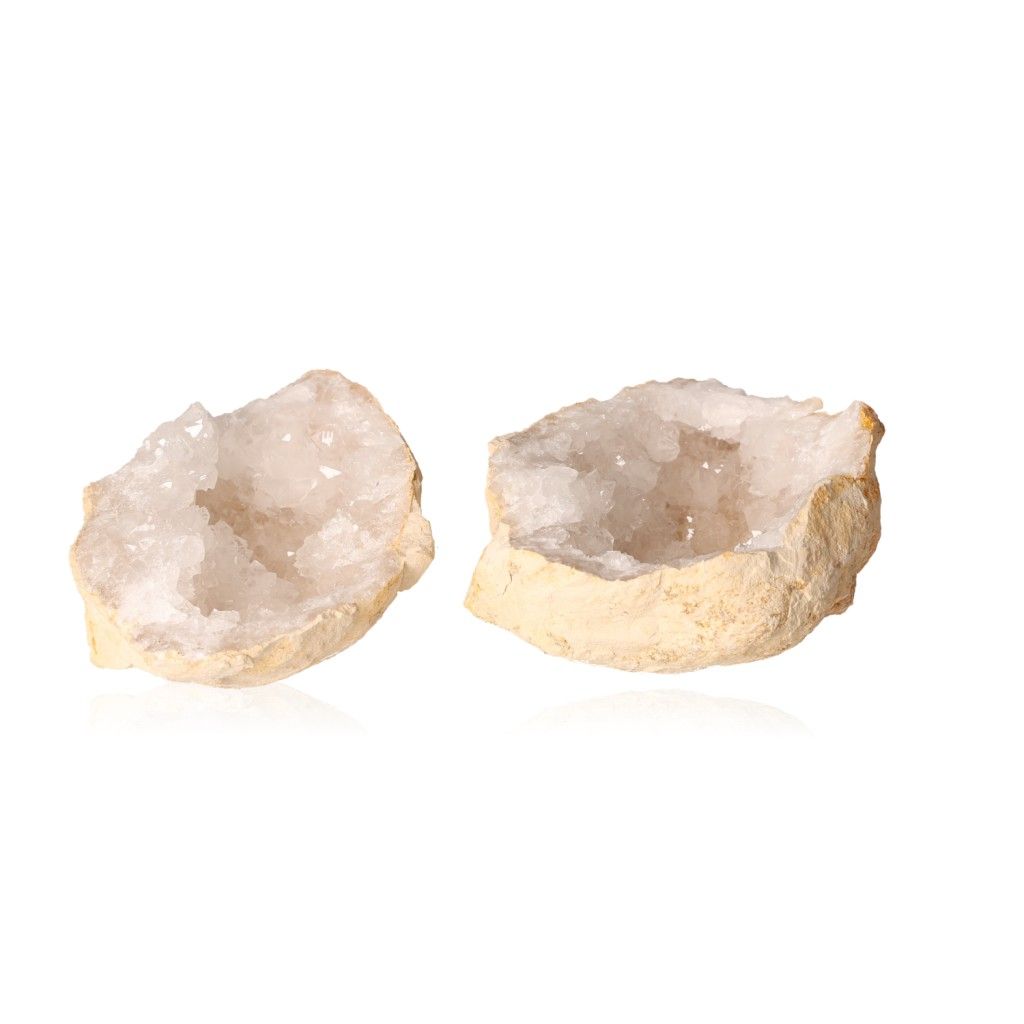 Milky quartz geodes with cloudy white crystals, enhancing tranquility and energy balance. Perfect for focus and positive vibrations.